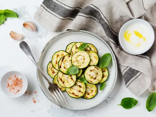 Grillowana cukinia z bazylią i czosnkiem to świetny pomysł na letnie danie. Proste i pyszne!