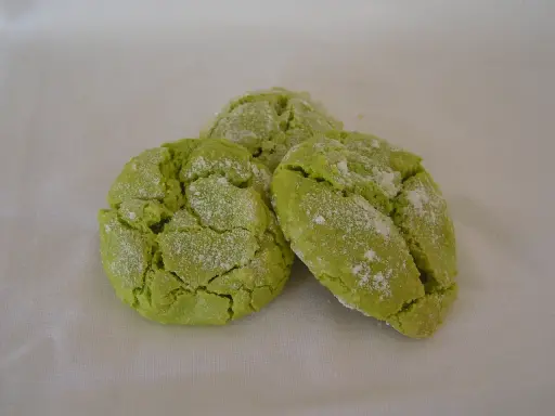 Trois biscuits verts craquelés, saupoudrés de sucre glace. Parfait pour savoir que faire avec des macarons ratés.