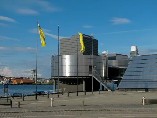 Nowoczesne budynki nad wodą, z żółtą flagą "Oljemuseet", to jedne z głównych atrakcji Stavanger.