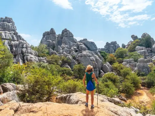 Senderista admira el paisaje kárstico, ideal para rutas senderismo Sevilla.