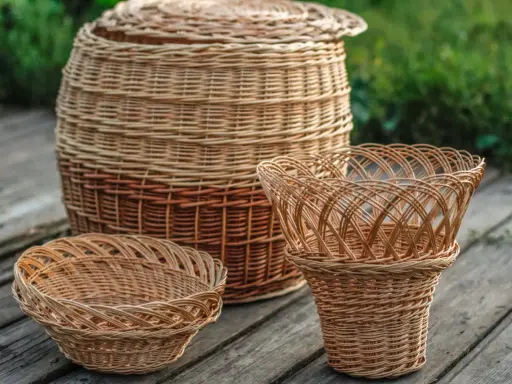 Trois paniers en rotin, un grand avec couvercle, un moyen et un petit. Apprenez comment entretenir le rotin pour qu'ils durent longtemps.