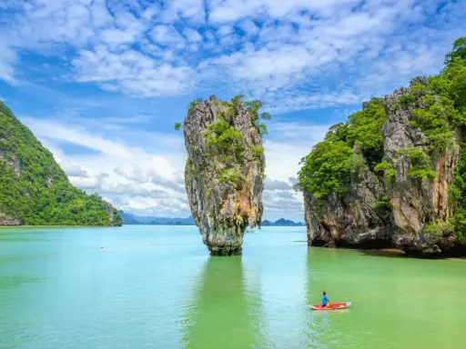 Kajakarz podziwia skalne formacje w Zatoce Phang Nga, Phuket, Tajlandia.