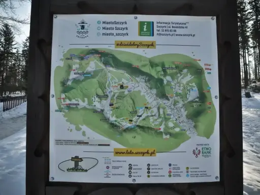 Mapa turystyczna Szczyrku z zaznaczonymi skrzyczne szlaki, trasami pieszymi i rowerowymi, wyciągami oraz punktami użyteczności publicznej.