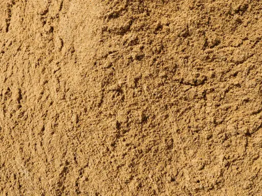 Textura de arena de miga, ideal para construcción, jardinería y filtración. Sus usos son variados y esenciales.