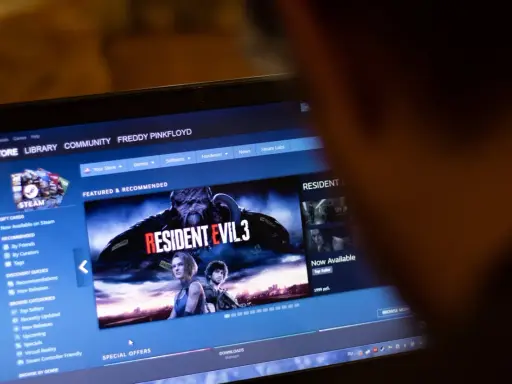 Gracz przegląda Steam, widząc Resident Evil 3. Zastanawia się, jak oddać grę na Steam, gdyby okazała się nieodpowiednia.
