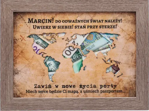 Ramka z mapą świata z banknotów, dedykowana na skrzynkę na 18 urodziny dla Marcina. "Do odważnych świat należy!