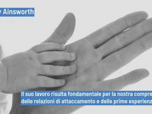 Mani di adulto e bambino si stringono, simbolo del lavoro di Mary Ainsworth sull'attaccamento e le prime esperienze di vita.
