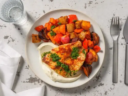 En tallrik med stekt kolja, krämig sås och rostade rotfrukter. Ett enkelt och gott kolja recept.