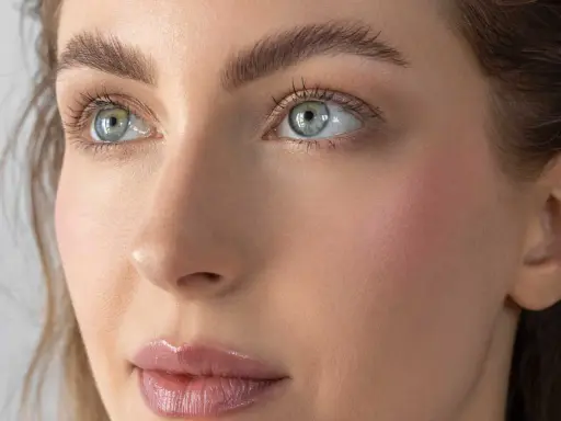 Un regard captivant, des lèvres pulpeuses et un **mode sourcils** parfait. Un portrait de beauté naturelle.