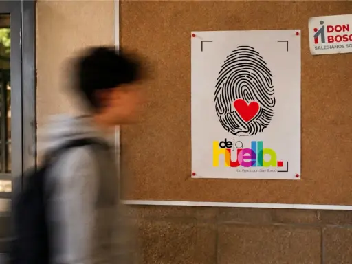 Cartel de "Deja Huella" de Fundación Don Bosco, con una huella dactilar y corazón rojo. Inspiración para cuentos para adolescentes.