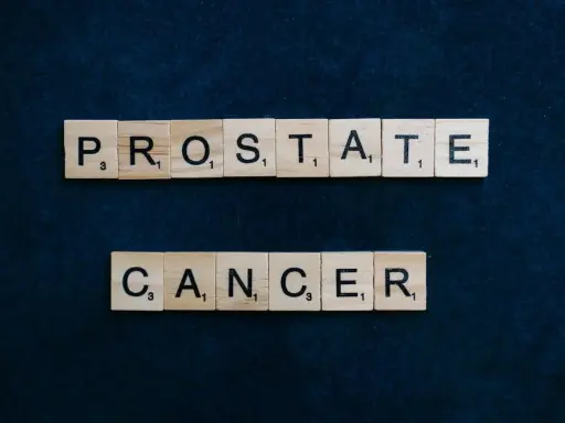 Litery z gry Scrabble układają napis "PROSTATE CANCER". Wiedza o objawach ostatniego stadium raka prostaty jest kluczowa.