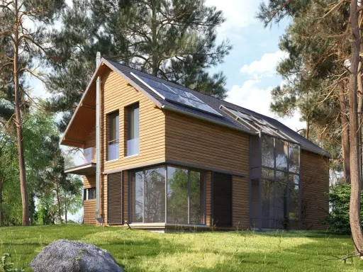 Maison en bois moderne avec panneaux solaires, conçue par un constructeur maison écologique. Entourée de pins, elle s'intègre parfaitement à la nature.