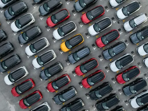 Vista aérea de un aparcamiento lleno de coches. ¿Cuántos coches hay en España? ¡Muchos!