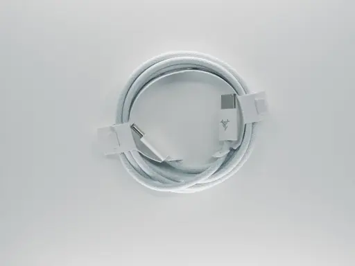 Biały kabel usb typu c, zwinięty w okrąg, z metalowymi końcówkami i logo producenta.