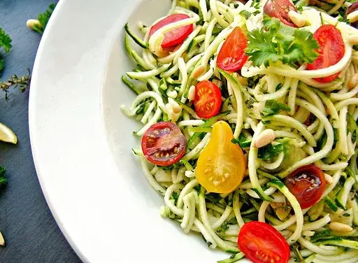 Zoodles: Jak zrobić idealne spaghetti z cukinii bez wody?