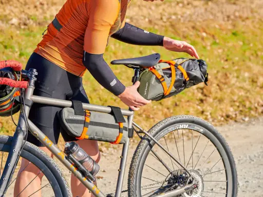 Fahrradtaschen für Gravel Bikepacking: Satteltasche und Rahmentasche werden befestigt.