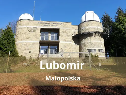 Obserwatorium astronomiczne na szczycie Lubomir, Małopolska, z kopułami i kamienną fasadą, otoczone drzewami.