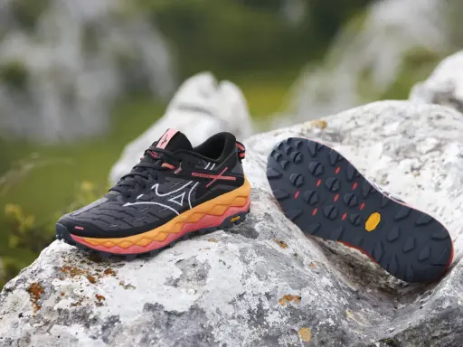 Buty trailowe z agresywnym bieżnikiem Vibram. Różne rodzaje podeszwy w butach sportowych zapewniają przyczepność w trudnym terenie.