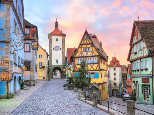 Urokliwa, brukowana uliczka z kolorowymi kamieniczkami i wieżą z zegarem. Rothenburg ob der Tauber to jedno z najciekawszych miast w Niemczech.