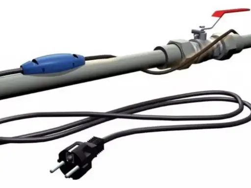 Jak zabezpieczyć przewody elektryczne przed wodą? Urządzenie grzewcze na rurze z zaworem, zasilane kablem z wtyczką.