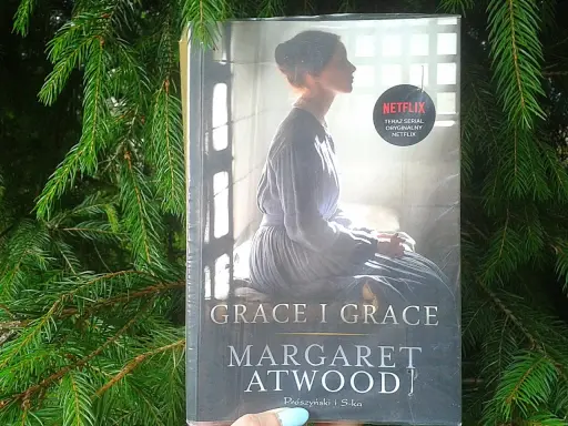 Okładka książki "Grace i Grace" Margaret Atwood, z kobietą w tle i logo Netflix.