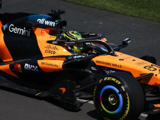 Oscar Piastri acelera en su McLaren naranja y negro, con el logo de Gemini y otros patrocinadores.