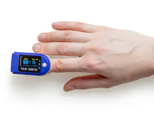 Fingerspitze mit Pulsoximeter, das den Puls beim Spazieren misst.