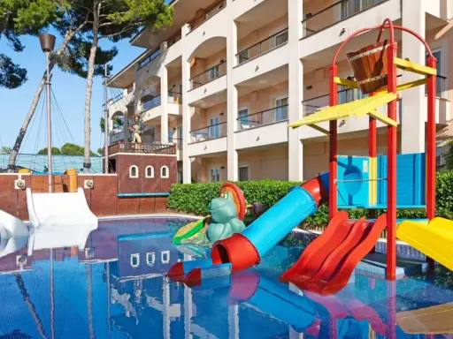 Parque acuático con toboganes y barco pirata, ideal para unas vacaciones en Mallorca con niños.