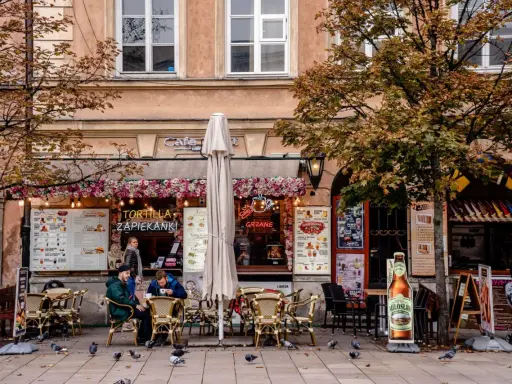 Tani wypad na weekend? Kawiarnia z zapiekankami i grzanym winem, idealne miejsce na jesienny spacer.