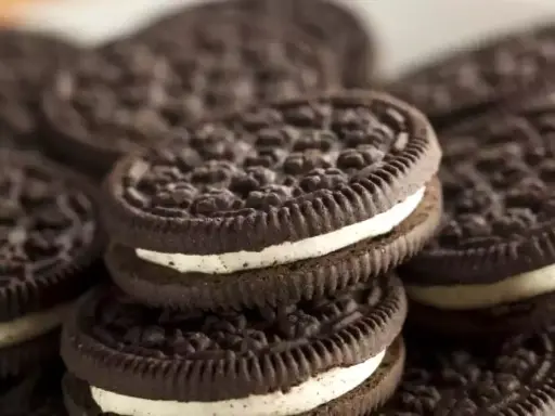 Des biscuits Oreo empilés, parfaits pour une recette gourmande.