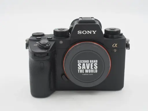 Sony A9 usata, un'eccellente fotocamera per chi cerca qualità e risparmio. Il tappo obiettivo recita "Second Hand Saves The World".