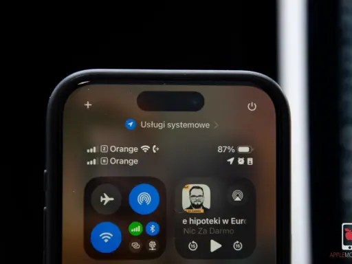 Na ekranie telefonu widać ikonki: samolot (tryb samolotowy), Wi-Fi, Bluetooth, lokalizacja, a także odtwarzacz podcastu. Wyjaśniamy, co oznaczają ikonki w telefonie.