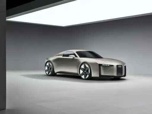 Futuristischer Audi-Sportwagen in Silber, der als audi tt nachfolger vorgestellt wird. Seine Linien sind fließend, die Front mit integrierten Lichtern und dem Audi-Ring-Logo.