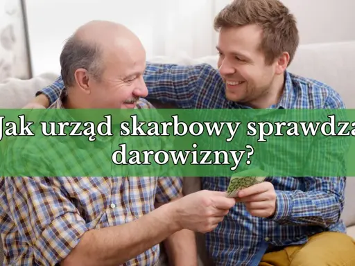 Dwóch mężczyzn, ojciec i syn, rozmawia o tym, jak urząd skarbowy sprawdza darowizny. Syn przekazuje ojcu pieniądze.