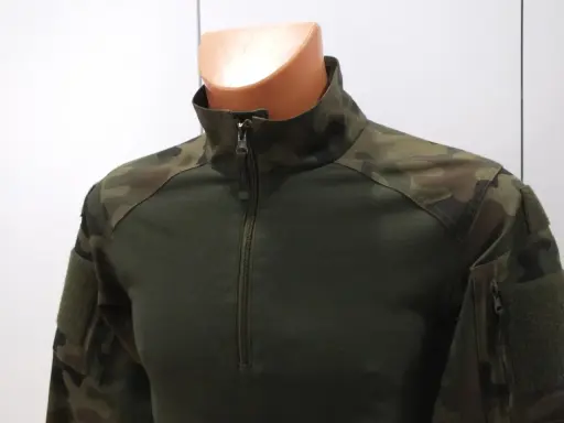 Zielona bluza combat z kamuflażem na ramionach i rękawach. Zapinana na zamek.