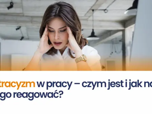 Kobieta z dłońmi na skroniach, zestresowana. Temat: ostracyzm w pracy – czym jest i jak na niego reagować?