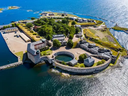 Överblicksbild av Karlsborgs fästning, en viktig del av Karlskrona historia, med sina befästningar, byggnader och omgivande vatten.