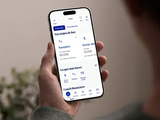 Móvil mostrando la app BBVA. Accede a tu cuenta online BBVA si ya eres cliente para hacer transferencias, enviar dinero o gestionar tus finanzas.