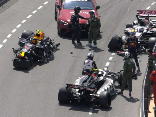 Unfall beim Großen Preis von Monaco. Beschädigte Formel-1-Autos und Rennärzte auf der Strecke.