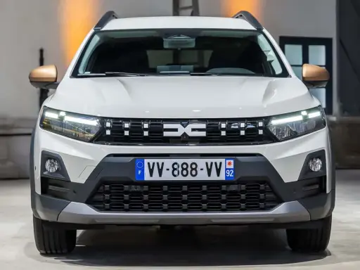 Nowy samochód Dacia z charakterystycznym grillem i światłami LED.