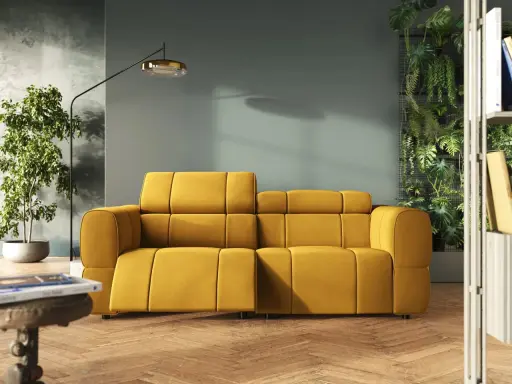 Soggiorno moderno con un vivace divano giallo. Abbinamenti di stile con piante verdi e illuminazione di design creano un'atmosfera accogliente.