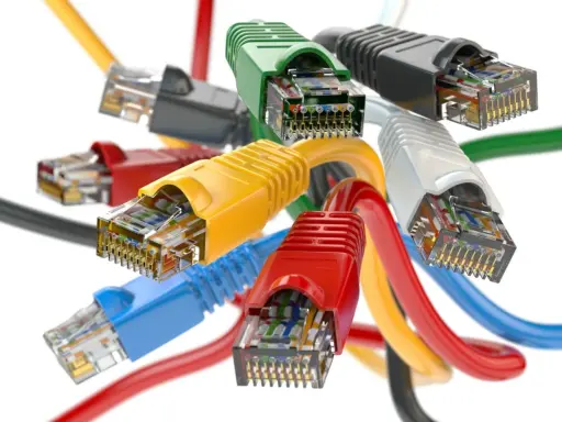 Un bouquet de câbles réseau RJ45 multicolores, prêts à connecter le monde. Une catégorie de câbles essentielle pour le réseau.