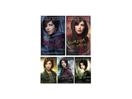 Copertine dei libri di Anne Bishop: "Written in Red", "Murder of Crows", "Vision in Silver", "Marked in Flesh", "Etched in Bone". La trilogia "Inciso nelle ossa" è completa.