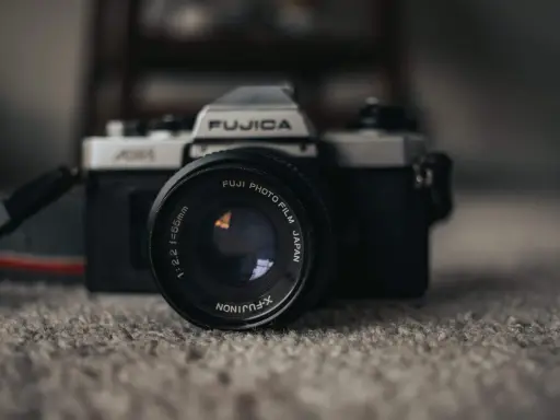 Klasyczny aparat Fujica ADM, świadectwo historii aparatu fotograficznego, z obiektywem X-Fujinon.