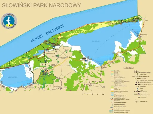 Mapa turystyczna Słowińskiego Parku Narodowego z zaznaczonymi szlakami, jeziorami, wydmami i miejscowościami.