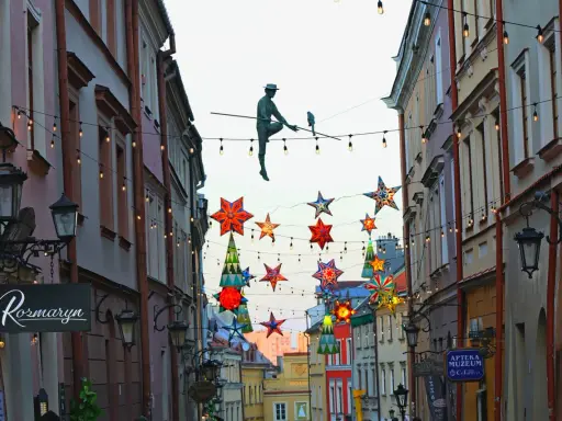 Ruchomy artysta na linie i kolorowe gwiazdy zdobią rynek w Lublinie.