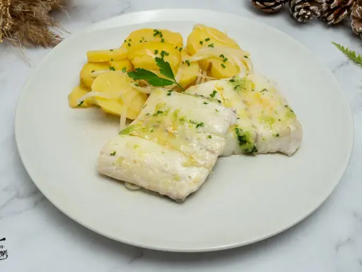 Deliciosa merluza al horno con patatas y cebolla, un plato principal perfecto para disfrutar de una comida casera.