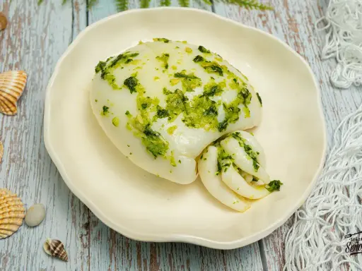 Deliciosa sepia al horno, tierna y jugosa, con un toque de hierbas frescas. Un plato que evoca el mar.
