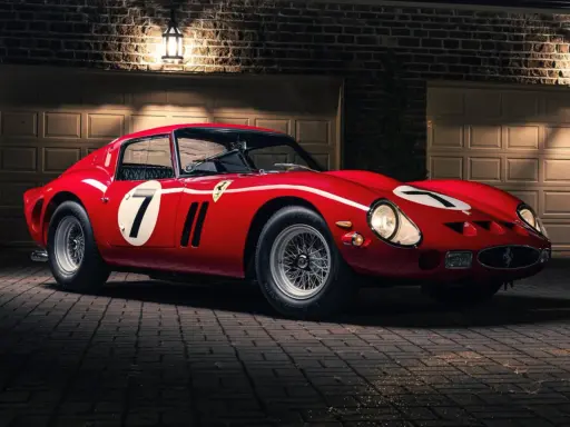 Roter Ferrari 250 GTO, das seltenste Auto der Welt, mit der Startnummer 7, steht vor einer Garage.