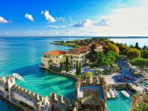 Sirmione, uno dei **laghi di Garda posti più belli**, con il suo castello medievale e le acque cristalline.